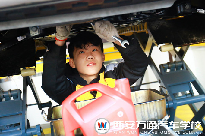 西安萬通學(xué)子汽車保養(yǎng)項(xiàng)目實(shí)訓(xùn)——換機(jī)油