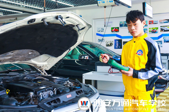 西安萬通學(xué)子運(yùn)用汽車檢測工具