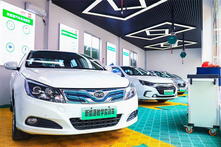 歐盟將于2035年正式禁售燃油車！ 新能源汽車行業(yè)發(fā)展前景大好！