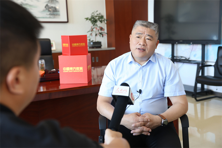 成就學(xué)子，賦能產(chǎn)業(yè)丨人民網(wǎng)再進(jìn)萬(wàn)通汽車(chē)教育，探訪(fǎng)新能源專(zhuān)業(yè)奧秘